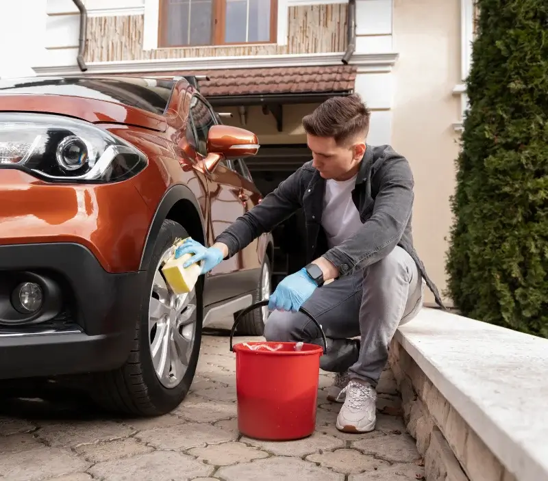 Lavage auto à domicile Léon : professionnel intervenant sur un véhicule